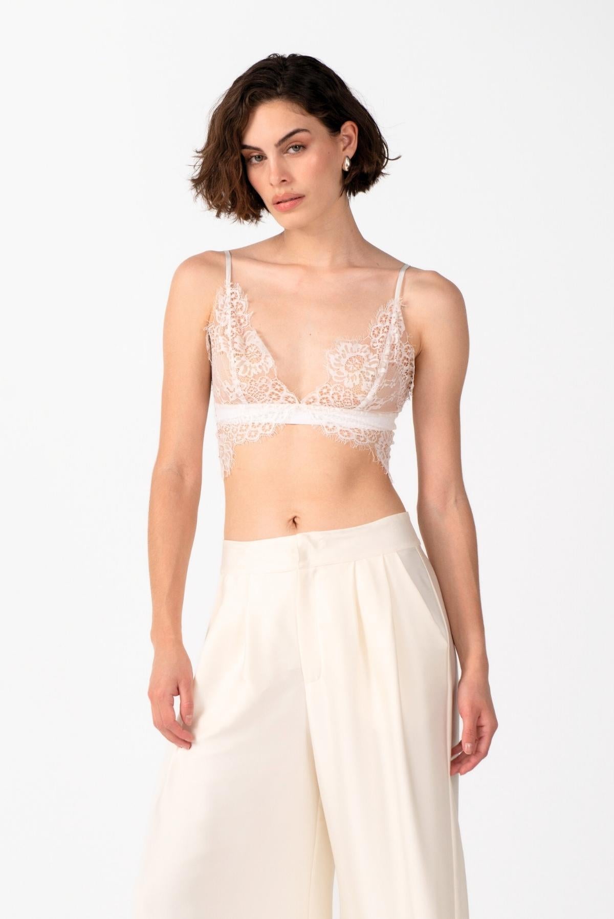 Top de encaje floral blanco para mujer con tirantes finos y diseño tipo bralette de Mariangélica Guerra.