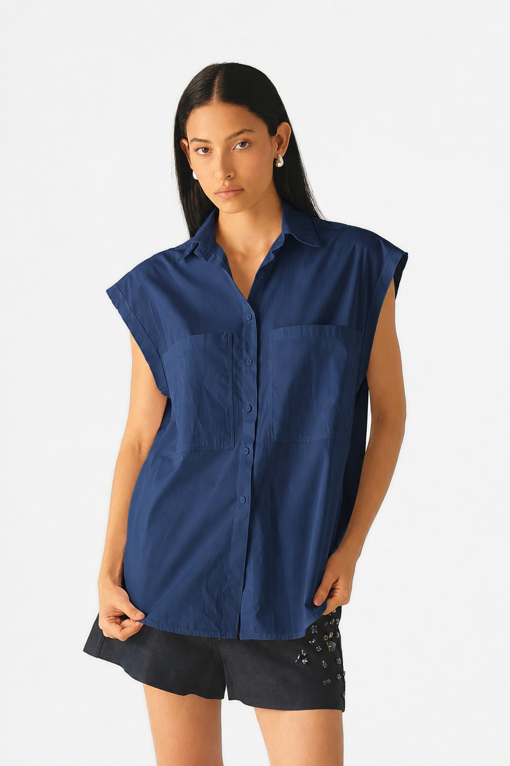 Camisa Carmen de Mariangélica Guerra confeccionada en algodón 100% con silueta relajada y detalles utilitarios, perteneciente a la colección Medellín FW26.