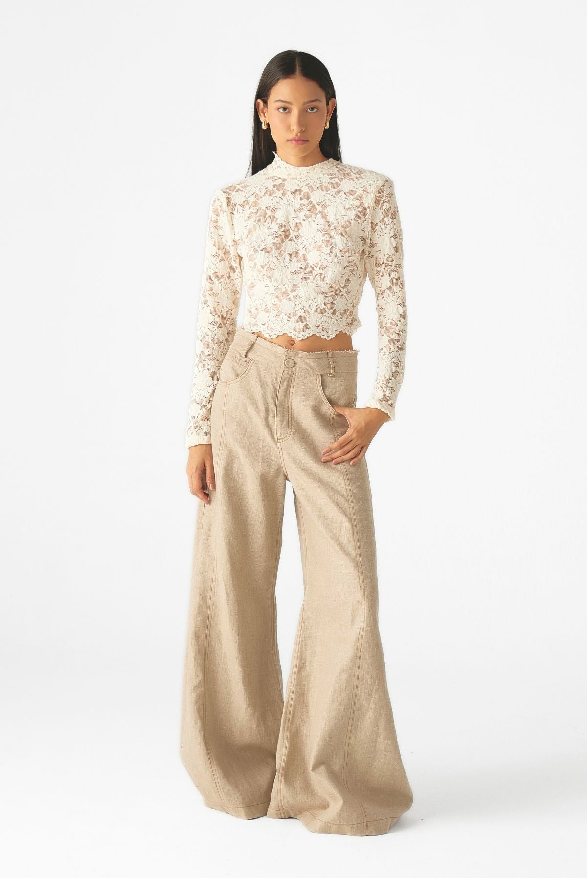 Blusa de encaje floral con cuello alto, mangas largas y silueta ajustada de Mariangélica Guerra.
