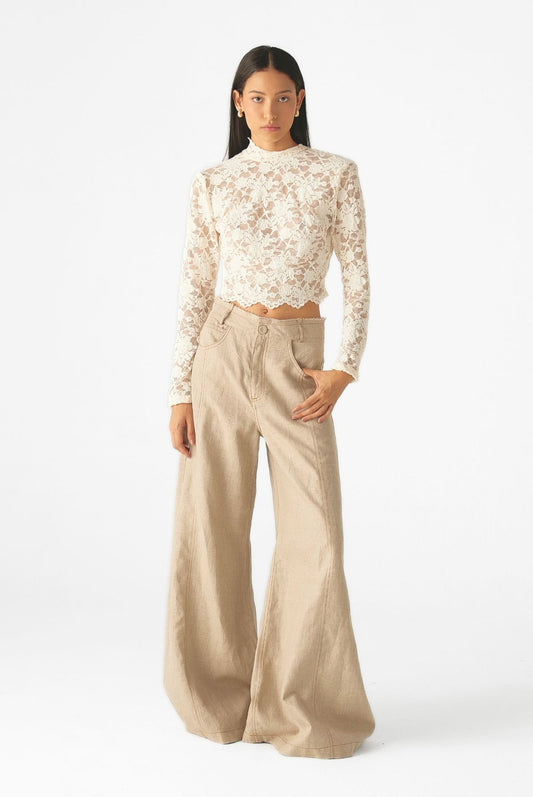 Blusa de encaje floral con cuello alto, mangas largas y silueta ajustada de Mariangélica Guerra.