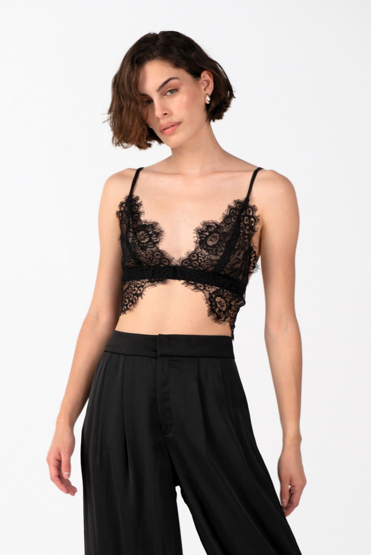 Top de encaje floral negro para mujer con tirantes finos y diseño tipo bralette de Mariangélica Guerra.