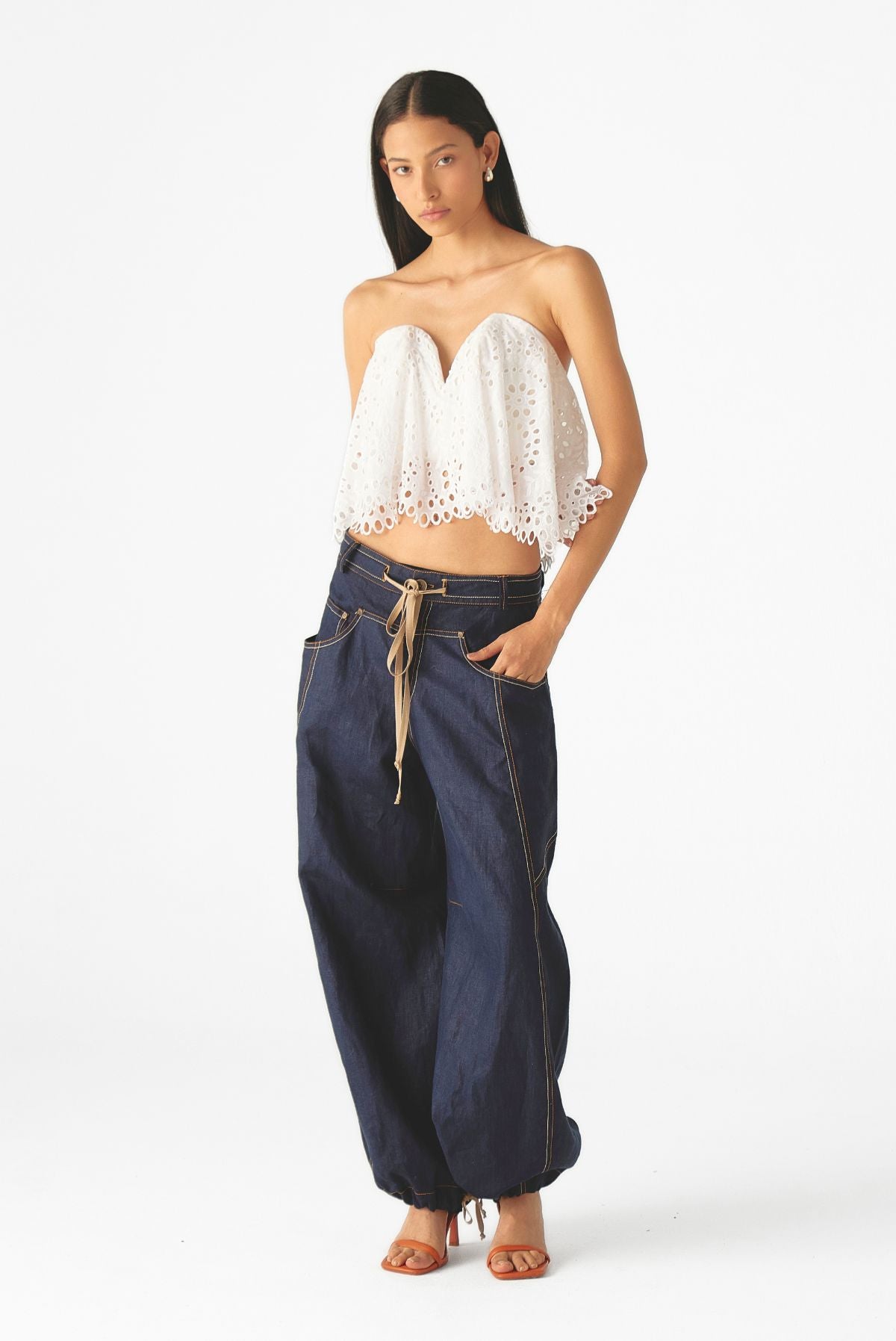 Avenue indigo-effect linen trousers by Mariangélica Guerra from the Medellín FW26 collection.
