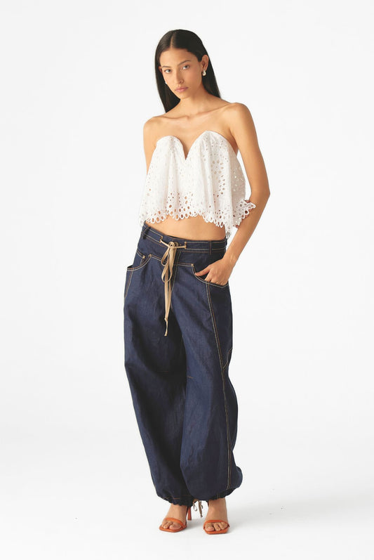 Avenue indigo-effect linen trousers by Mariangélica Guerra from the Medellín FW26 collection.
