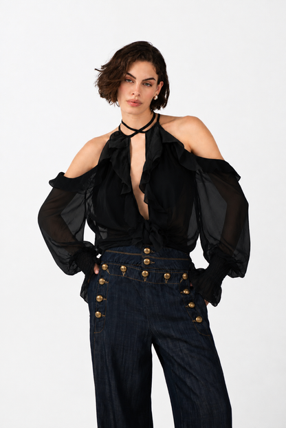 Blusa Lia en chifón, hombros descubiertos y mangas vaporosas de Mariangélica Guerra.