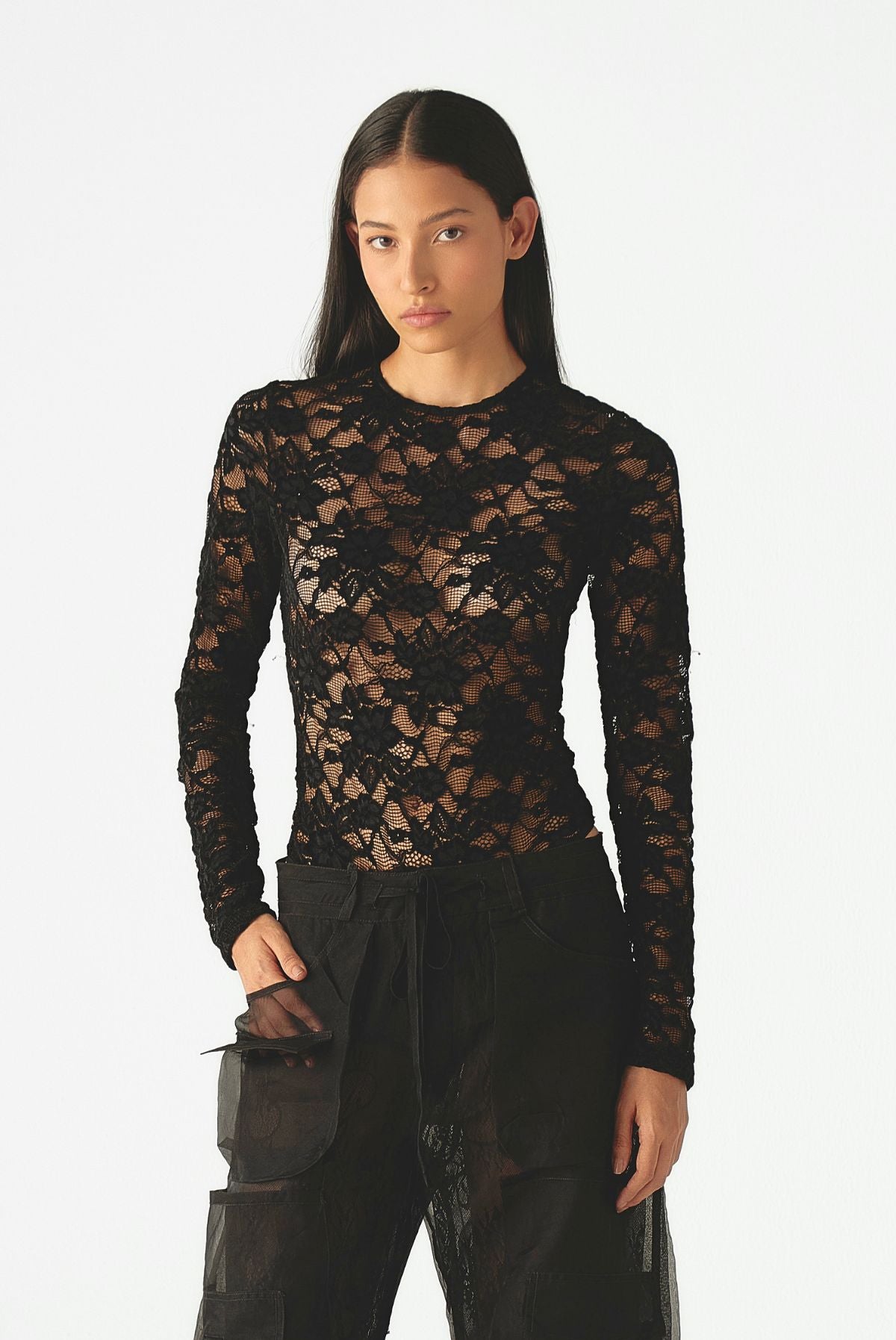 Body Toscana de Mariangélica Guerra confeccionado en encaje floral con transparencias sutiles y silueta ajustada