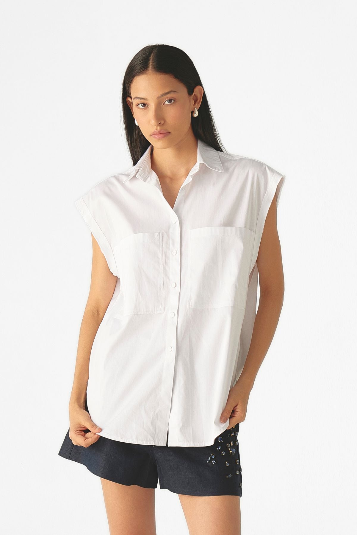 Camisa Carmen de Mariangélica Guerra confeccionada en algodón 100% con silueta relajada y detalles utilitarios, perteneciente a la colección Medellín FW26.