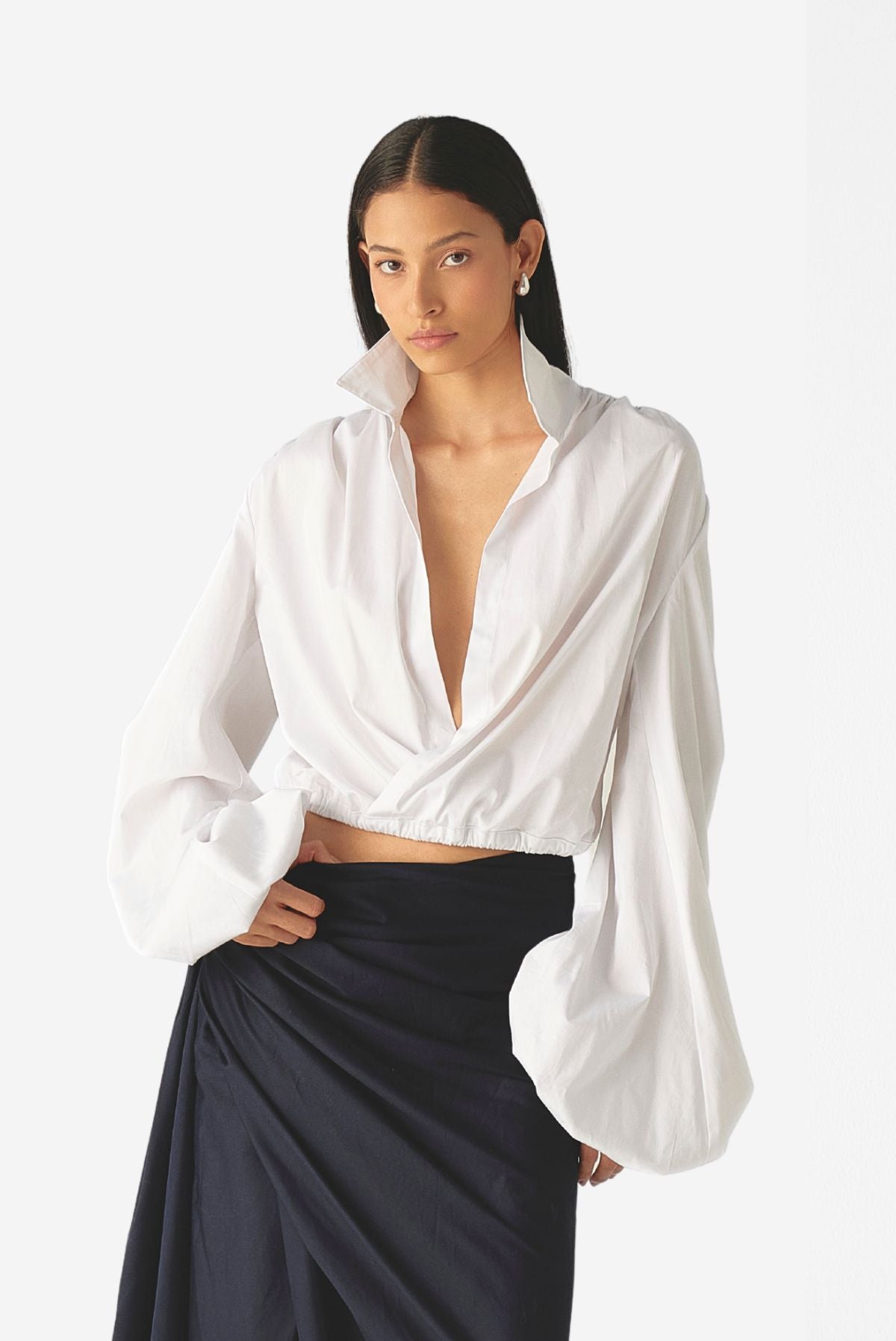 Camisera Santa Fe de Mariangélica Guerra confeccionada en algodón 100% con diseño cruzado y mangas amplias, perteneciente a la colección Medellín FW26.