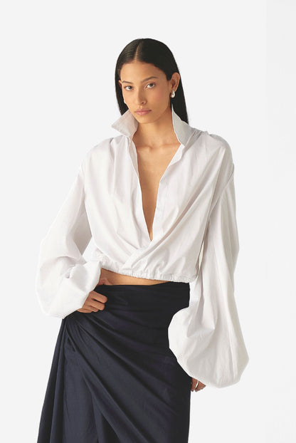 Camisera Santa Fe de Mariangélica Guerra confeccionada en algodón 100% con diseño cruzado y mangas amplias, perteneciente a la colección Medellín FW26.