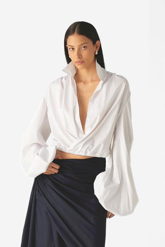 Camisera Santa Fe de Mariangélica Guerra confeccionada en algodón 100% con diseño cruzado y mangas amplias, perteneciente a la colección Medellín FW26.