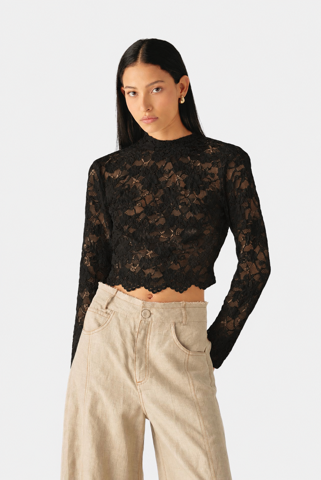 Blusa de encaje floral con cuello alto, mangas largas y silueta ajustada de Mariangélica Guerra.