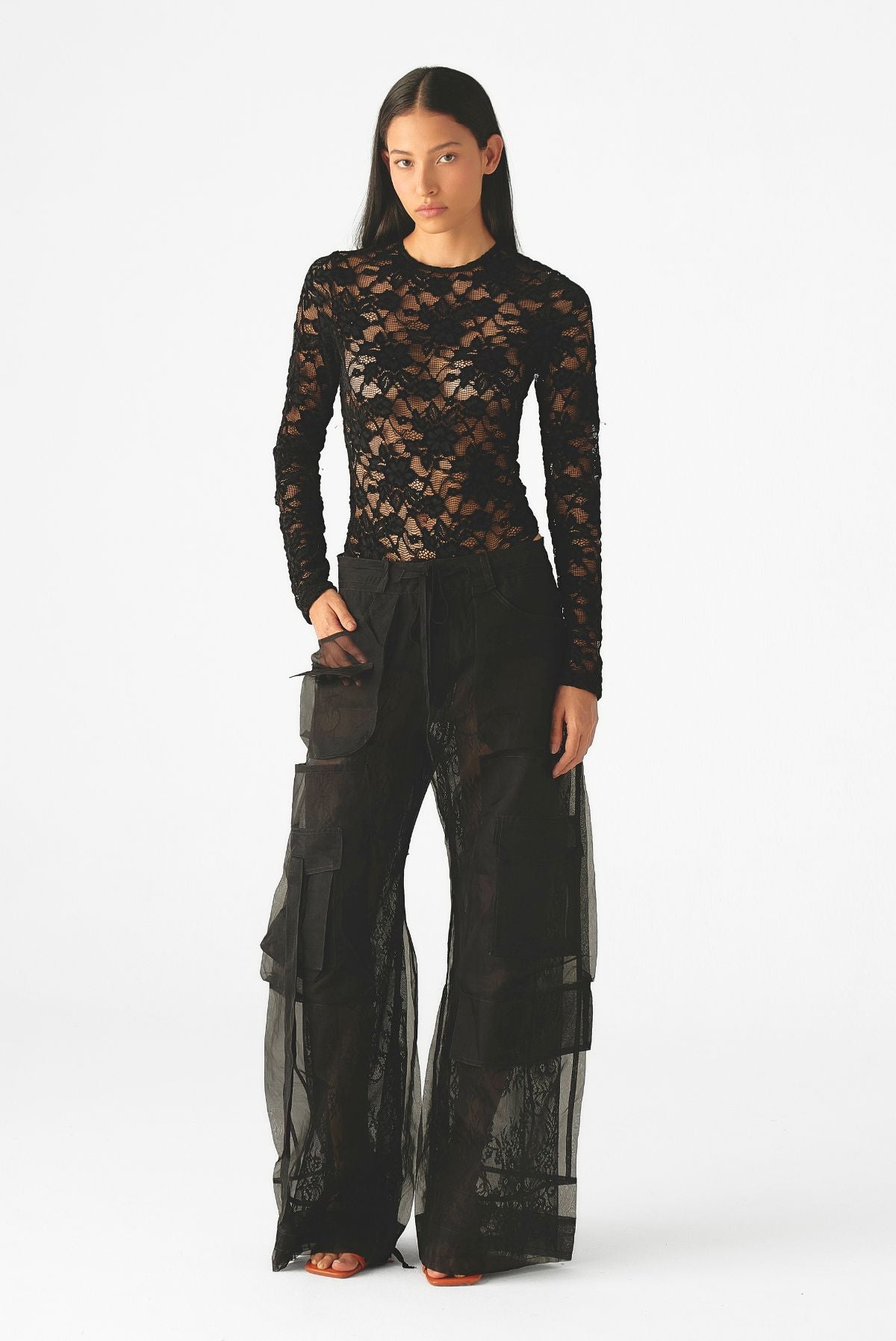 Pantalón Herencia de Mariangélica Guerra compuesto por tres piezas: pantalón de encaje, short de malla y sobrefalda en organza de seda.