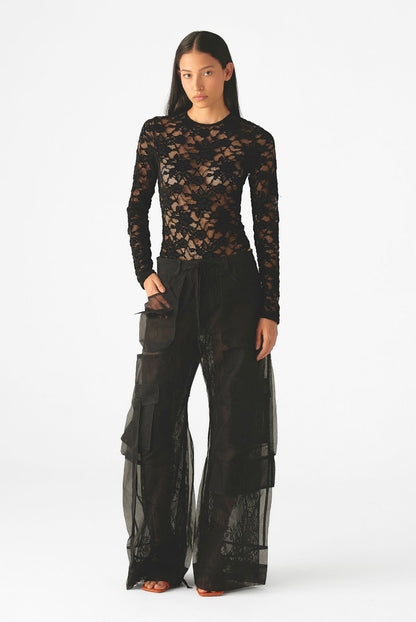 Pantalón Herencia de Mariangélica Guerra compuesto por tres piezas: pantalón de encaje, short de malla y sobrefalda en organza de seda.