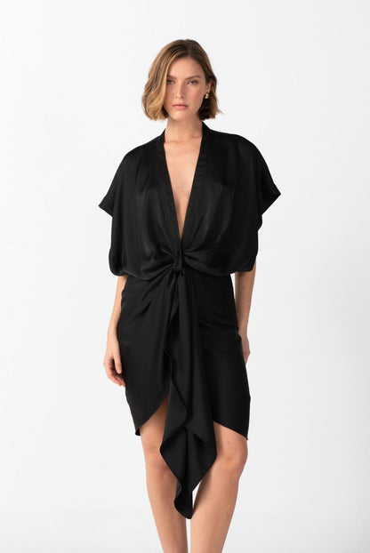 Vestido Brisa del Mar de seda con drapeado frontal, hombros caídos y diseño fluido de Mariangélica Guerra.